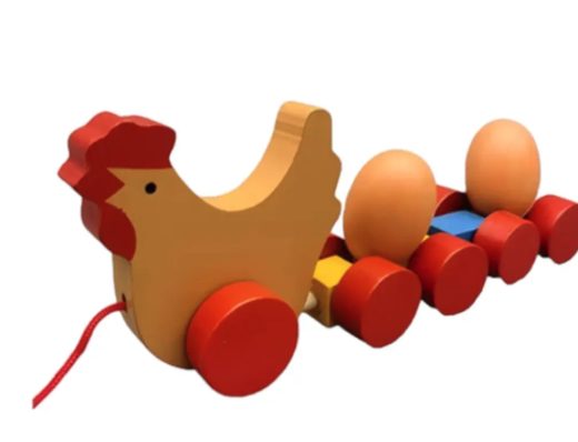 Gallina de madera con ruedas y huevos